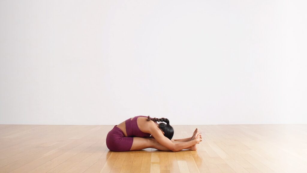 Tư thế ngồi gập người Seated Forward Bend Pose biến thể cho bà bầu