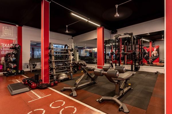 Không gian phòng tập nhảy Sexy Dance rộng rãi và hiện đại tại Fitbox