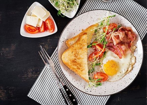 Một bữa ăn sáng giàu dinh dưỡng giúp ngăn ngừa tình trạng dị hóa cơ bắp sau đêm dài
