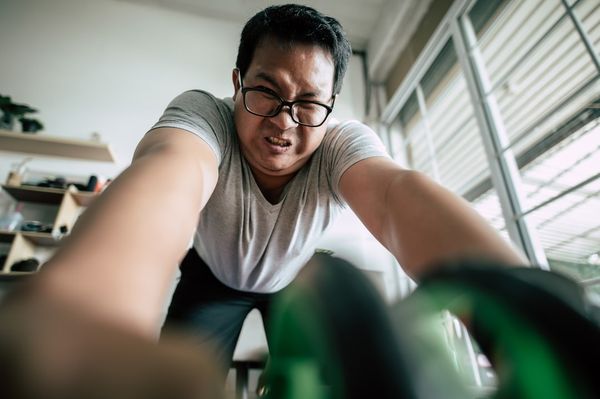 Bài tập bụng cho nam đòi hỏi kỹ thuật gồng core chuẩn xác để tránh chấn thương cổ
