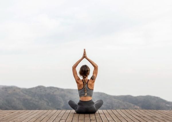 Tư thế giữ thăng bằng trong Balance Yoga giúp tăng cường sự tập trung và căn chỉnh cột sống thẳng