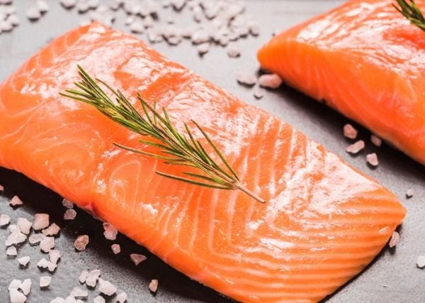 Cá hồi áp chảo giàu protein chất lượng cao và omega 3 kháng viêm tốt