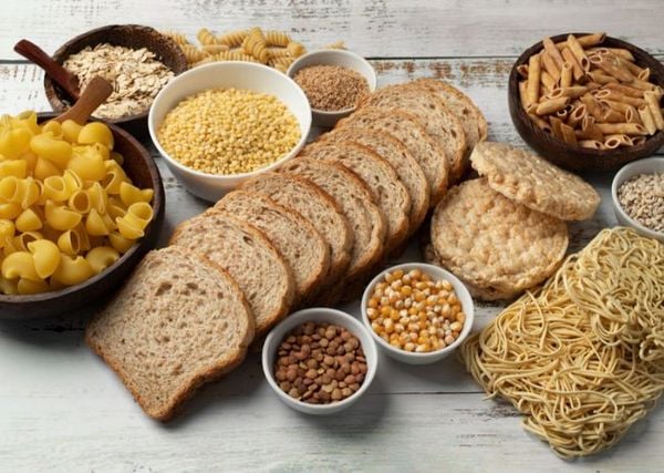 Nguồn carbohydrate hấp thụ chậm từ ngũ cốc và khoai lang giúp duy trì năng lượng bền bỉ
