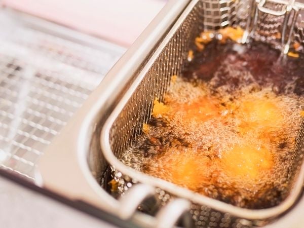 Món ăn chiên rán ngập dầu chứa nhiều chất béo chuyển hóa gây tích mỡ bụng