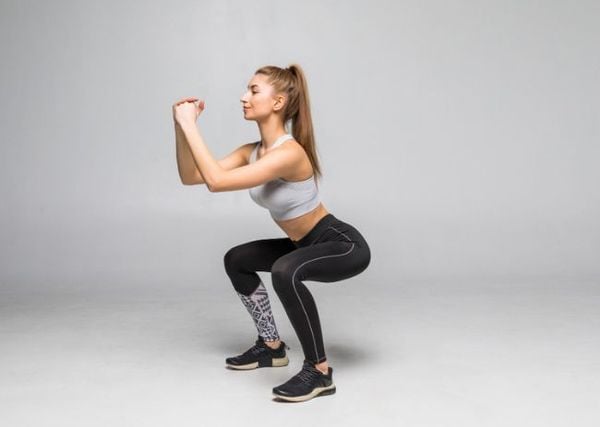 Tập squat đúng cách xây dựng sức mạnh đôi chân cho bộ môn muay thai và kickboxing
