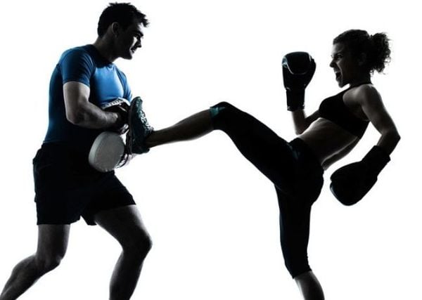 Đòn Front Kick đá thẳng trước giúp tăng cường sức mạnh vùng core và chân