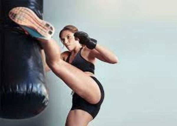 Tập luyện đòn Side Kick đá ngang tiêu diệt mỡ thừa vùng đùi và hông