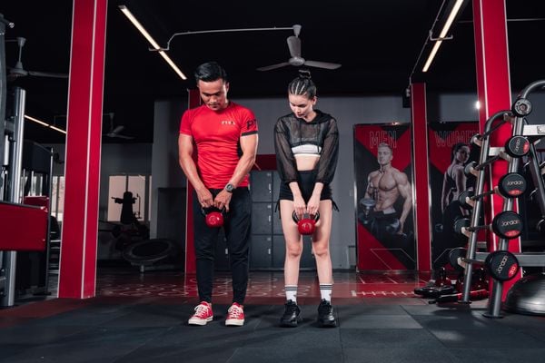 Nữ giới tập gym độ dáng thon gọn tại hệ thống phòng tập chất lượng cao