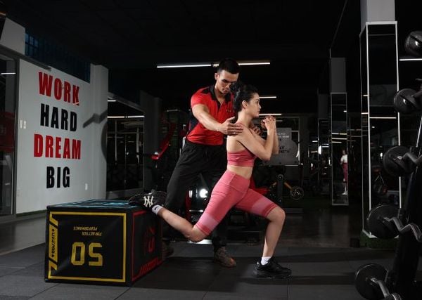 Học viên tập gym đúng kỹ thuật dưới sự hướng dẫn tỉ mỉ của huấn luyện viên