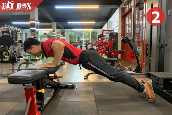 Biến thể hít dốc xuống tác động sâu vào nhóm cơ ngực trên