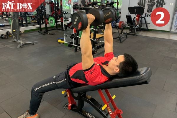 Bài tập đẩy tạ đòn trên ghế dốc lên kích thích cơ ngực trên