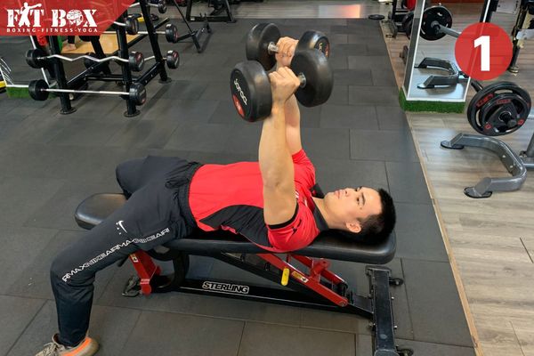 Luyện tập ngực đúng kỹ thuật tại phòng gym cùng huấn luyện viên