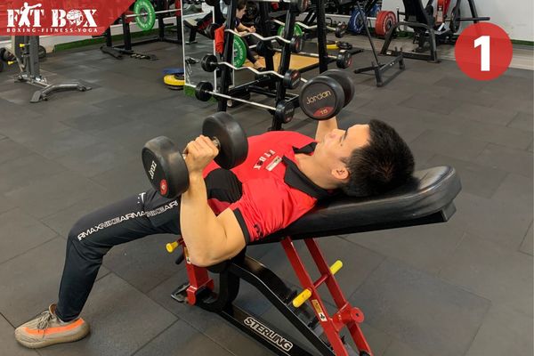Động tác banh ngực bằng tạ đôi giúp tạo nét rãnh ngực sắc nét