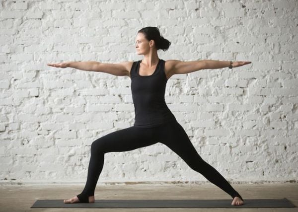 Tư thế yoga chiến binh 2 tăng cường sức mạnh đôi chân và thăng bằng cơ thể