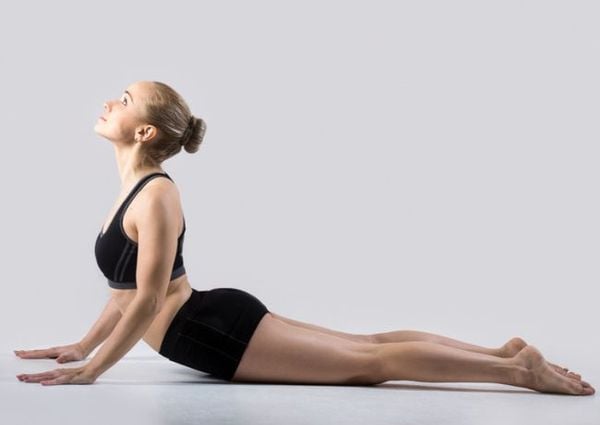Tư thế yoga rắn hổ mang kéo giãn vùng ngực và cột sống lưng