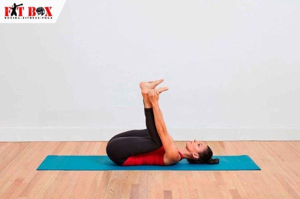 Tư thế yoga cối xoay gió giúp thon gọn vòng eo săn chắc