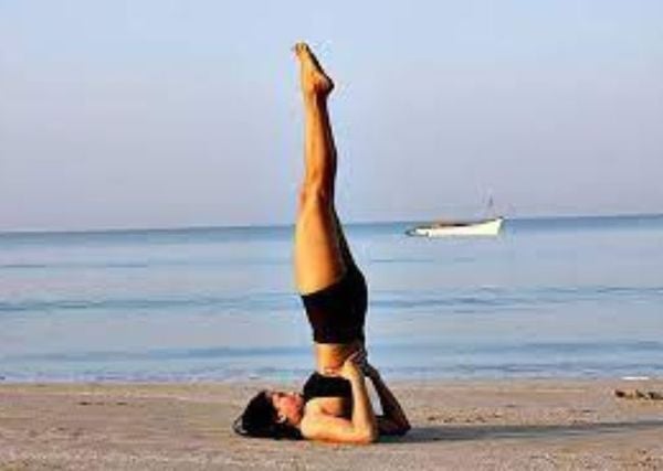 Tư thế đứng trên vai Sarvangasana kích thích tuyến yên sản sinh hormone tăng trưởng