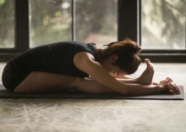 Tư thế ngồi gập người phía trước Paschimottanasana hỗ trợ tăng chiều cao