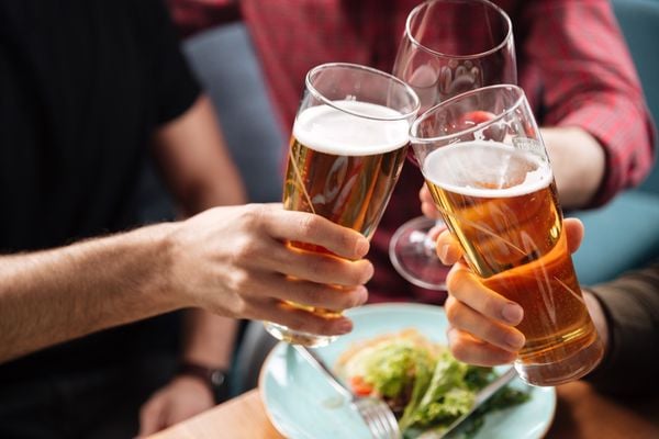Đồ uống có cồn làm chậm quá trình trao đổi chất và tăng cảm giác thèm ăn