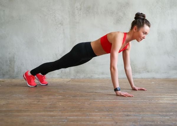 Hướng dẫn thực hiện tư thế plank chống đẩy tay cao đúng kỹ thuật