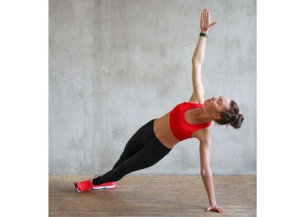 Tư thế tập plank nghiêng hỗ trợ thon gọn cơ sườn và eo