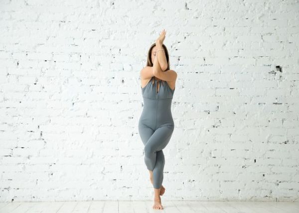 Tư thế Chim Đại Bàng trong yoga giúp giãn cơ vai và tăng cường sự tập trung