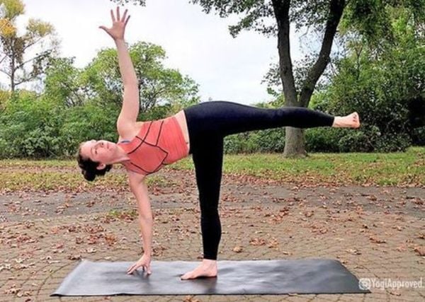 Tư thế yoga nửa vầng trăng kéo giãn cột sống và tăng khả năng cân bằng