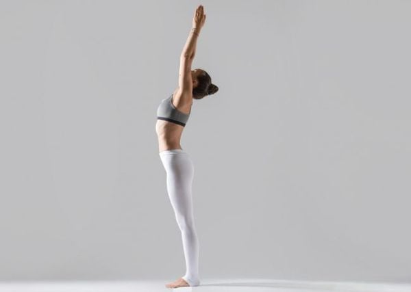 Hướng dẫn thực hiện tư thế yoga Trái Núi căn bản giúp định hình cột sống